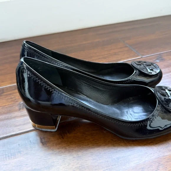 Tory Burch Black Patent Logo Round-Toe Pumps - Picture 2 of 6